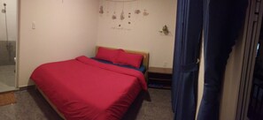 Basic Double Room | Free WiFi, bed sheets - Na Ni Sa Hostel (Da Lat)