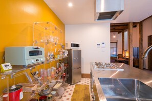 Fridge, microwave, stovetop, coffee/tea maker - 75m2 renovated townhouse with great access to Arashiyama, Gion, and Kinkakuji (Nakagyo-ku,)