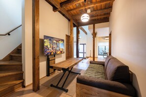 Smart TV, music library, stereo - 75m2 renovated townhouse with great access to Arashiyama, Gion, and Kinkakuji (Nakagyo-ku,)