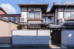 Exterior - 75m2 renovated townhouse with great access to Arashiyama, Gion, and Kinkakuji (Nakagyo-ku,)