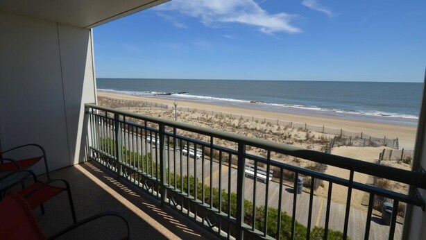 Een balkon met uitzicht op het strand en de oceaan.