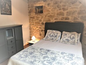 2 makuuhuonetta, silitysrauta/-lauta, vauvan matkasänky, Wi-Fi