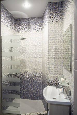 Luxury Room, 1 Queen Bed | Bathroom shower - Hotel Astoria74 (Ozersk)