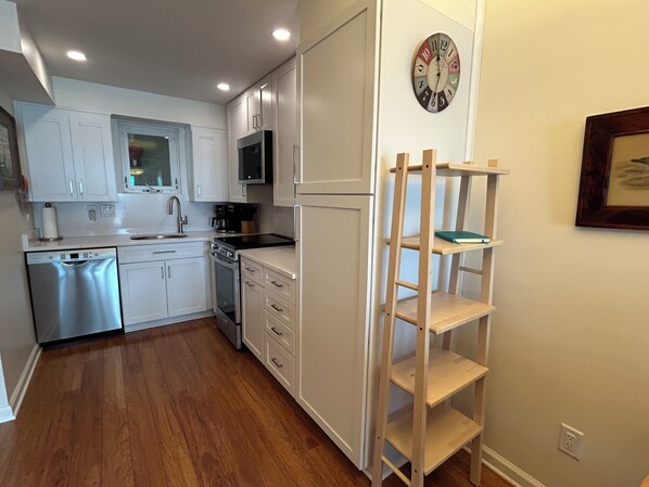 Frigorífico, microondas, horno y placa de cocina