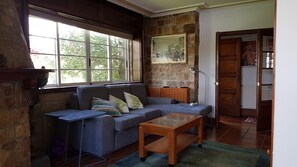 TV connectée, livres, espaces bureaux