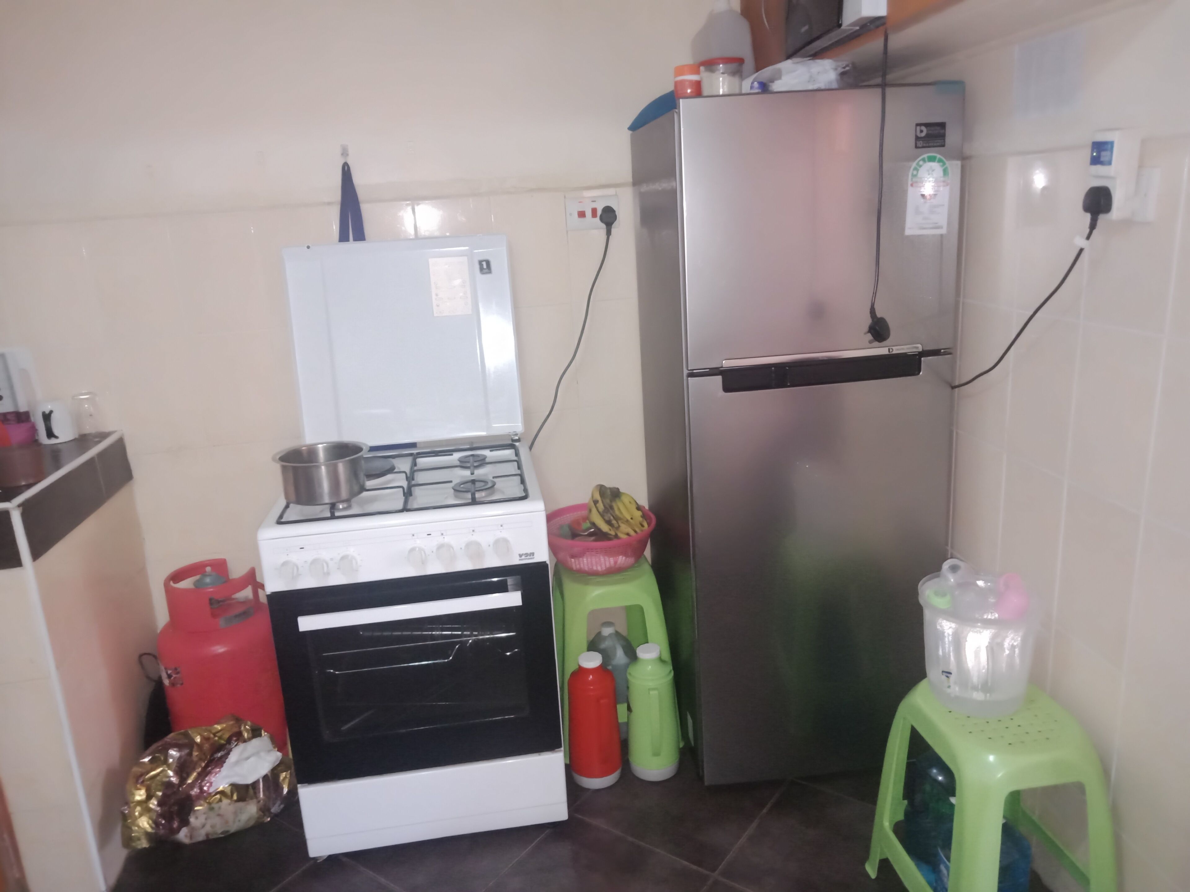 Kühlschrank, Mikrowelle, Ofen, Wasserkocher