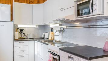 Geladeira, micro-ondas, lava-louças, cadeirão de bebê