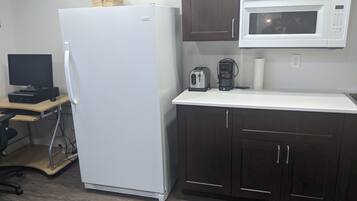 Een koelkast, een magnetron, een vaatwasser