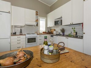 Fridge, microwave, dishwasher, cookware/dishes/utensils