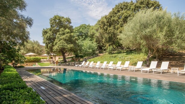 A swimming pool with lounge chairs and a wooden deck. - Son Simo Vell, Finca 5StarsHome Mallorca (Alcúdia)
