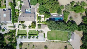 An aerial view of a residential area with a swimming pool, multiple houses, and surrounding greenery. - Son Simo Vell, Finca 5StarsHome Mallorca (Alcúdia)