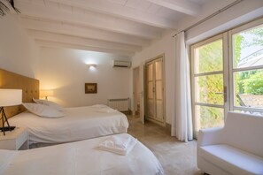 8 chambres, coffres-forts dans les chambres, fer et planche Ă repasser