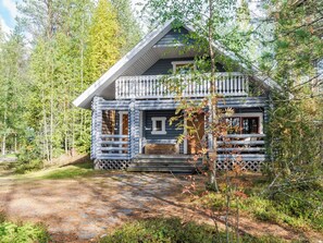 A log cabin with a balcony, surrounded by trees. - Metsätähti by Interhome (Juuka)