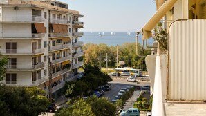 Un immeuble à plusieurs étages doté de balcons donnant sur une zone côtière.