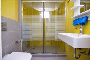 Douche, sèche-cheveux, serviettes fournies, savon