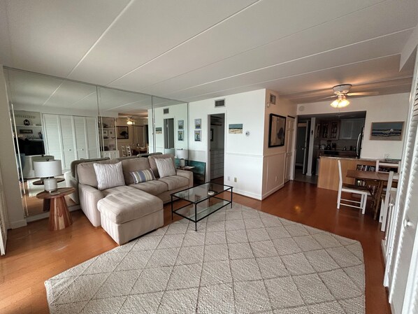 TV - OCEAN FRONT CONDO. ENJOY YOUR MORNING COFFEE SITTING ON YOUR PRIVATE BALCONY WATCHING THE SUNRISE. (Rehoboth Beach)