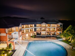 Una piscina al aire libre