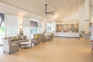 Lobby sitting area - Eco Hotel by Thammasat (Bang Lamung)
