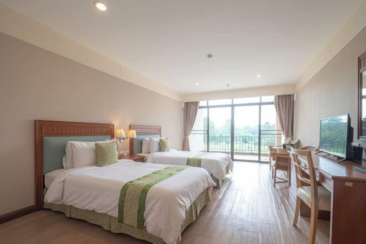 1 bedroom, blackout drapes, free WiFi