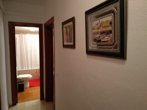 Sèche-cheveux, serviettes fournies, savon, shampoing