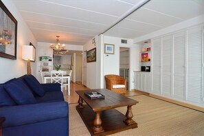 TV - OCEAN FRONT CONDO. ENJOY YOUR MORNING COFFEE SITTING ON YOUR PRIVATE BALCONY WATCHING THE SUNRISE. (Rehoboth Beach)