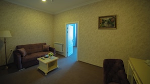 Family Suite, 1 Bedroom, Non Smoking, City View | Living area - Salam Baku Hotel (Baku)