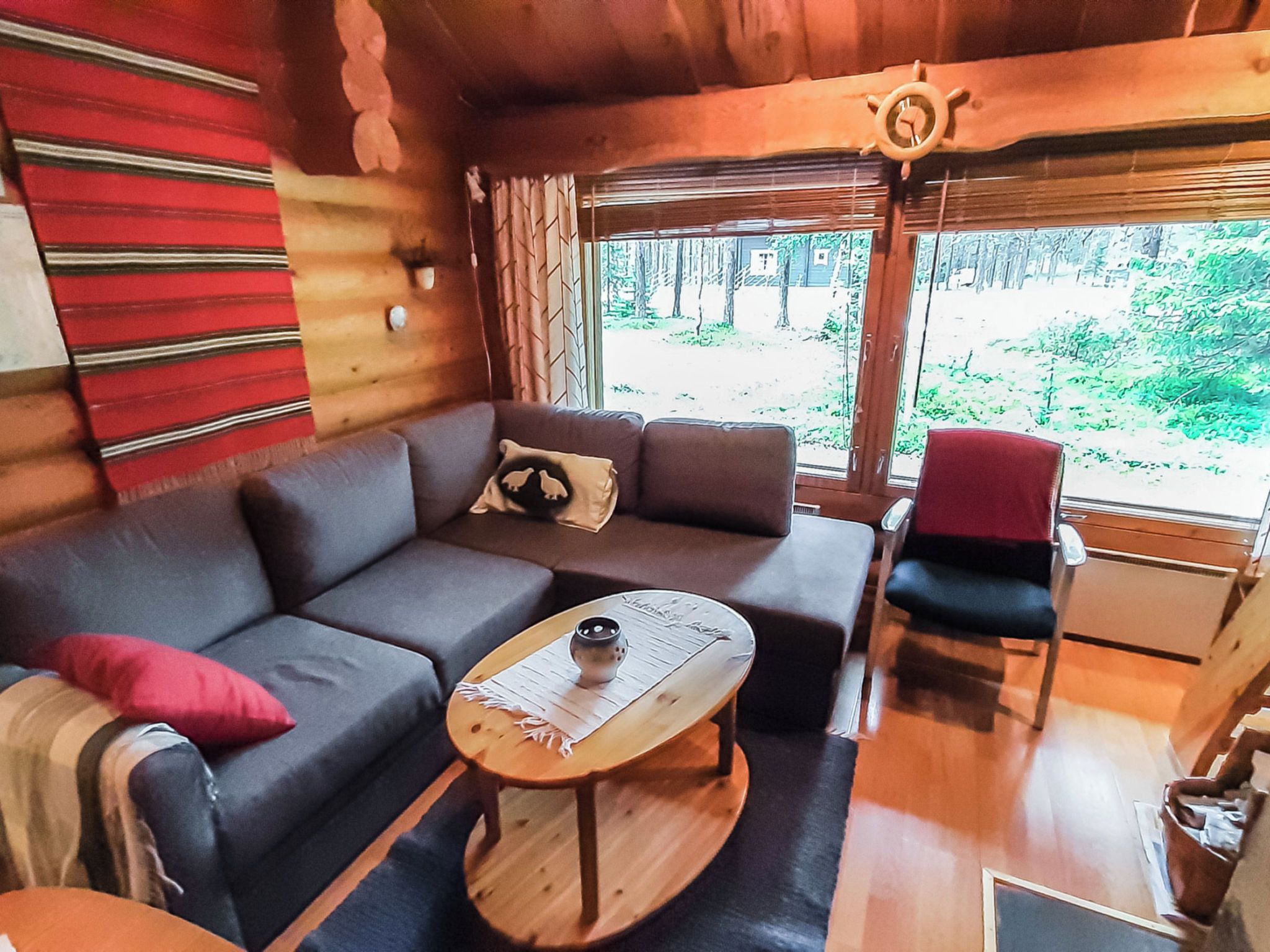 Hyggelig indretning med sofa, lille bord og stol.