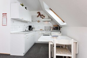 Kühlschrank, Mikrowelle, Ofen, Hochstuhl