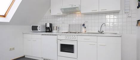 Køleskab, mikrobølgeovn, ovn, højstol