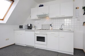 Køleskab, mikrobølgeovn, ovn, højstol