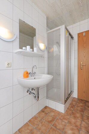 Shower, hair dryer, towels - Apartment Sunrise - Apartments in Haus Herrmann (Neuharlingersiel)