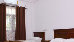Habitación triple estándar, varias camas | Ropa de cama de alta calidad, insonorización y wifi gratis 