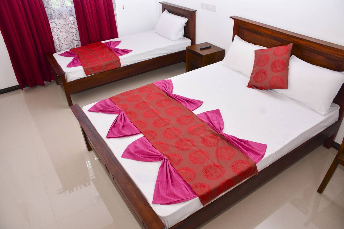 Quarto triplo standard, várias camas | Roupas de cama premium, quartos à prova de som, Wi-Fi de cortesia
