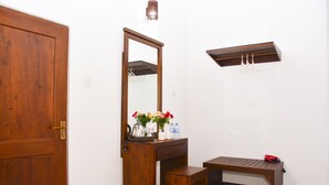 Habitación doble estándar, 1 cama King size | Ropa de cama de alta calidad, insonorización y wifi gratis 