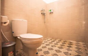 Deluxe Room | Bathroom | Shower, hair dryer, towels, soap