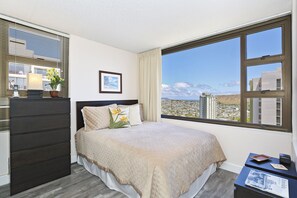 1 bedroom, iron/ironing board, free WiFi, bed sheets - Awesome Ocean View Condo with FREE Wi-Fi and Parking! AC, Kitchen, Pool! (Honolulu)
