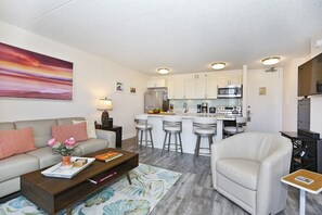 TV, video games, stereo - Awesome Ocean View Condo with FREE Wi-Fi and Parking! AC, Kitchen, Pool! (Honolulu)