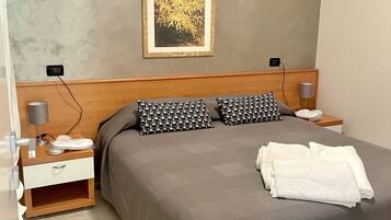 1 camera, una scrivania, ferro/asse da stiro, culla da viaggio