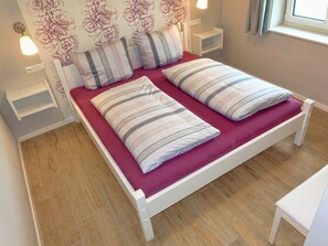 3 bedrooms, in-room safe, desk, travel cot