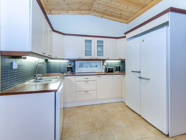 Frigorifero, microonde, lavastoviglie, seggiolone