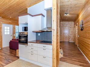 雪櫃、微波爐、洗碗機、高腳椅