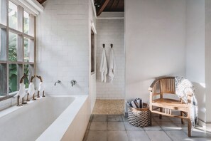 Badekar, hårføner, håndklær og såpe