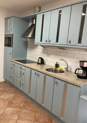 Fridge, microwave, stovetop, coffee/tea maker - Peace & Space in a real Wieringer residential farmhouse. (Westerland)