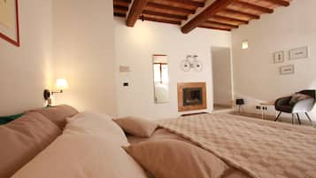 1 habitación, tabla de planchar con plancha y cuna de viaje