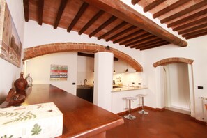 Fridge, microwave, stovetop, dishwasher - "Il Focolare" Superior Apartment in Monticchiello (Monticchiello)