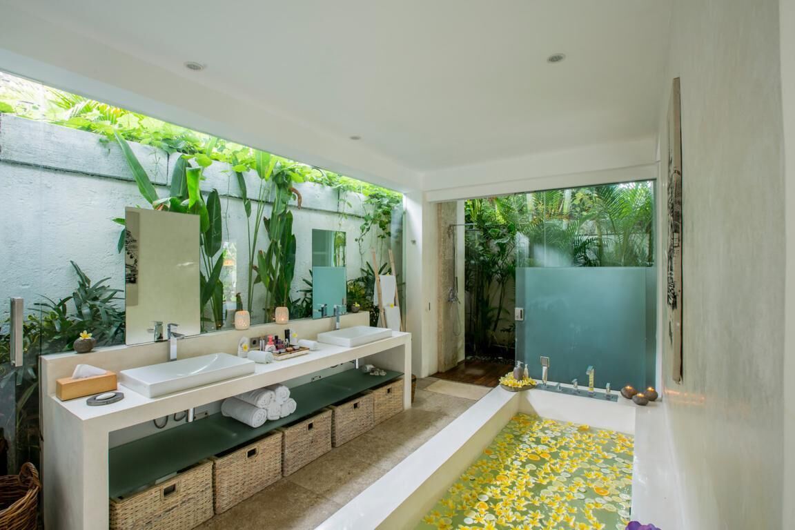 Combined shower/tub, hair dryer, toilet paper