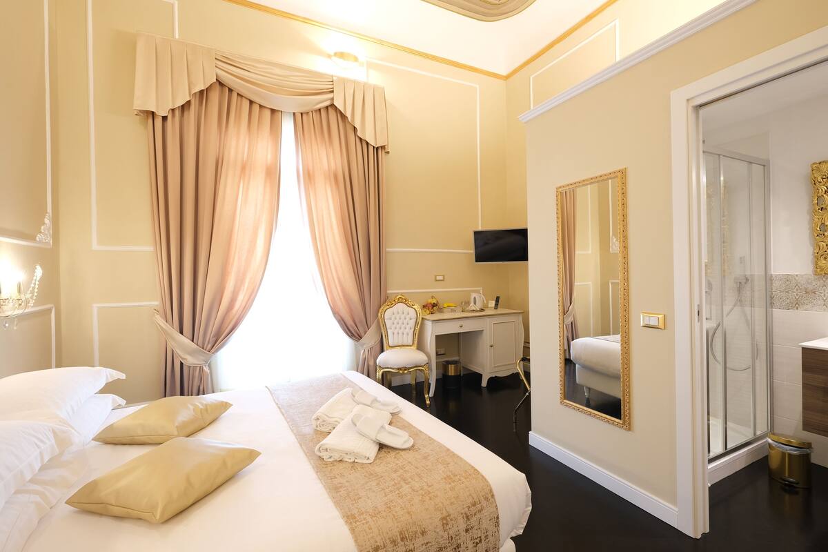 Kamar Superior | Seprai premium, minibar, brankas, dan tirai kedap cahaya