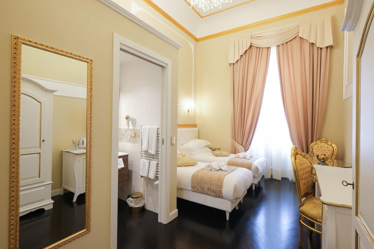 Kamar Twin Superior | Seprai premium, minibar, brankas, dan tirai kedap cahaya