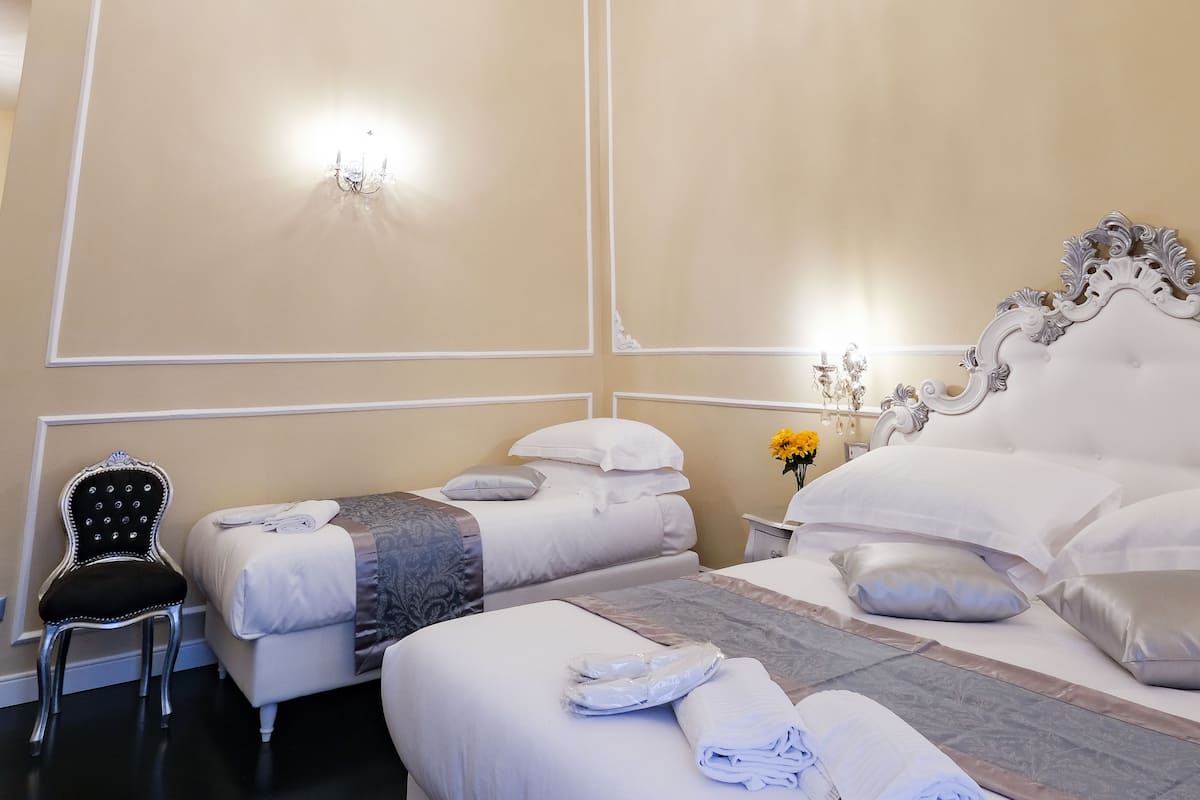 Kamar Triple Mewah | Seprai premium, minibar, brankas, dan tirai kedap cahaya