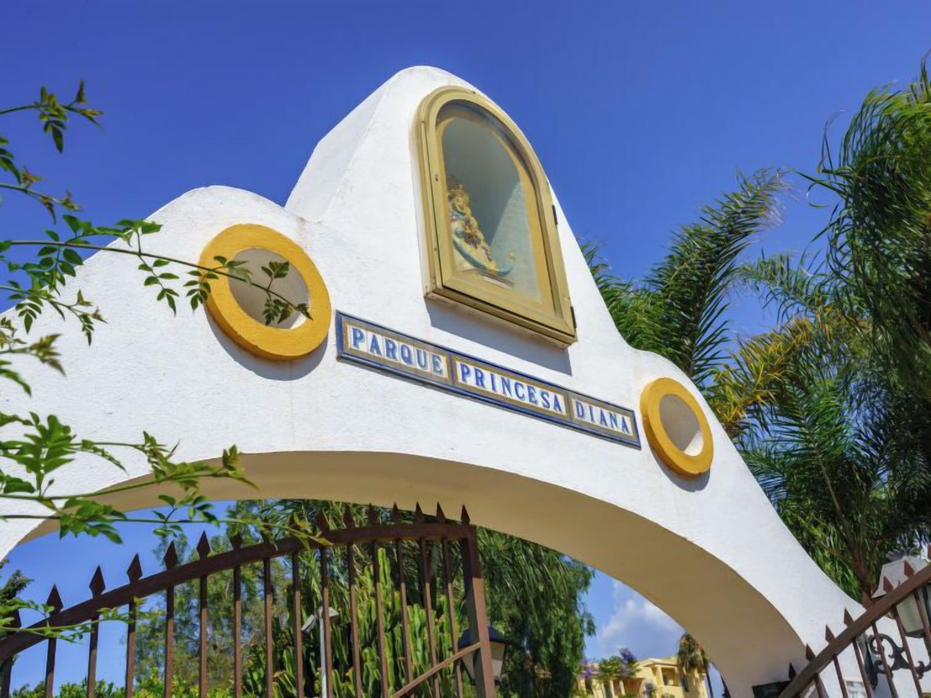 A white structure with a sign reading "Parque Princesa Diana" and a framed picture above it.